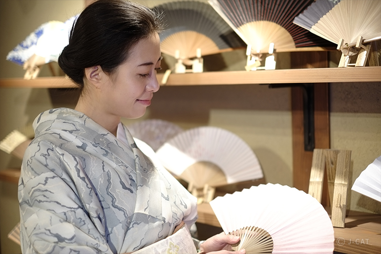 京都「大西常商店」京扇子の老舗で伝統柄の絵付け体験 –京町家にてお茶のおもてなしとおみやげ付き−