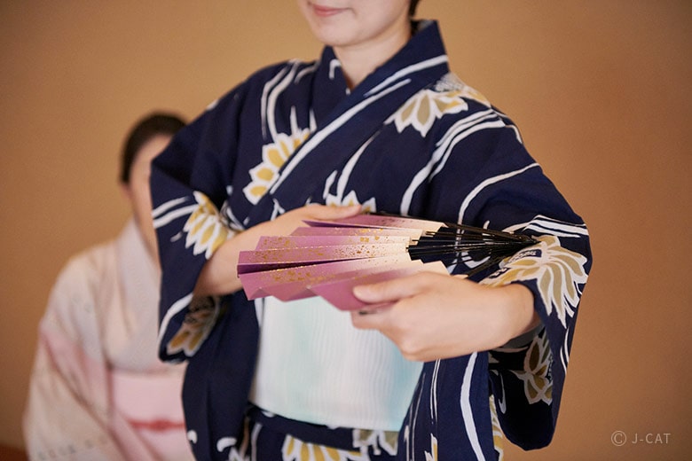 鎌倉「西川翠扇日本舞踊稽古所」着物で愉しむ季節の舞 −着付け 