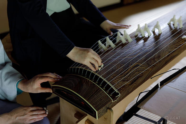 麻布十番「龍原寺」箏奏者・中しまりん氏の箏の音色に浸る −日本庭園を望む非公開の和室にて−