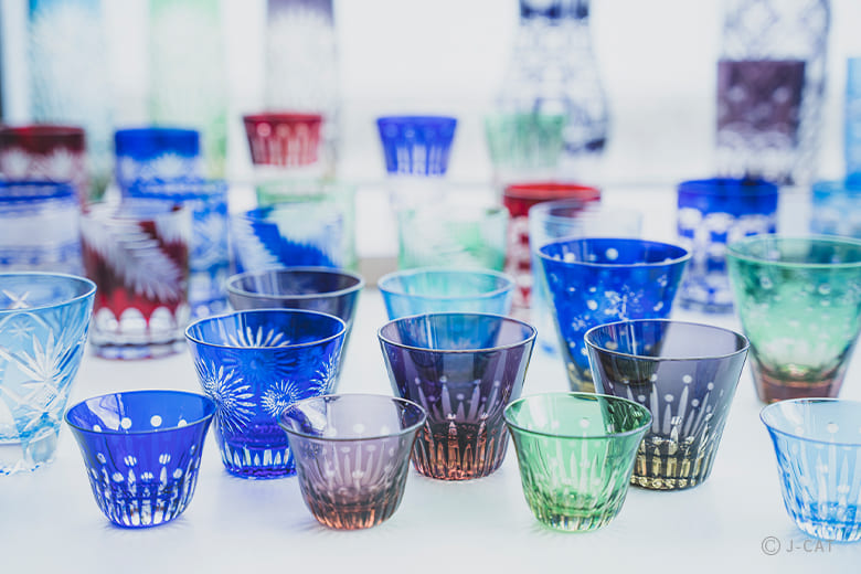 色鮮やかな江戸硝子のグラスに切子を施す、世界にひとつの作品づくり 
